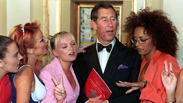 Charles III charmeur, cette façon intime qu’il a de saluer les personnalités féminines