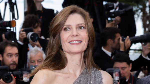 Chiara Mastroianni : épaule dénudée, elle sort le grand jeu en total look argent pour sa montée des marches à Cannes