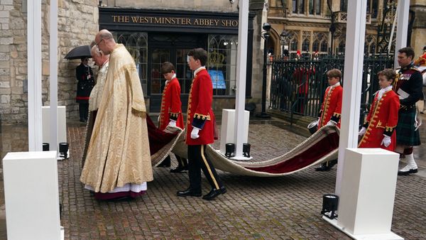 Couronnement de Charles III : cette image historique du prince George tenant la traîne de son grand-père, le Roi