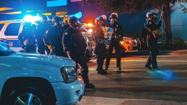 Elle écrit un livre déchirant après la mort de son mari, un coup de théâtre vient révéler l’horrible vérité