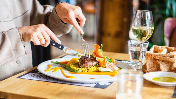 Il interrompt son rendez-vous galant au restaurant pour tuer un homme sur le parking et revient manger son dessert