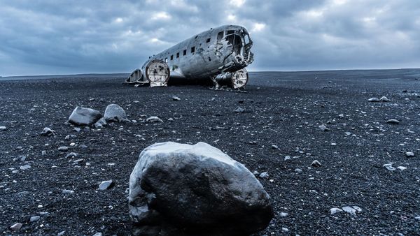 Ils enquêtent sur un crash d’avion et mettent le doigt sur une incroyable supercherie