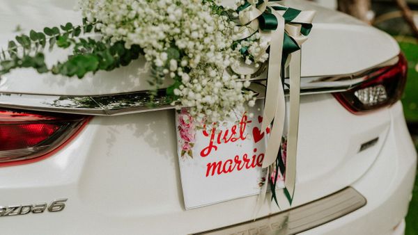 Ils quittent leur idyllique réception de mariage, la mort les attend au tournant