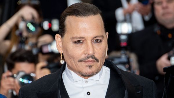 Johnny Depp : queue-de-cheval et lunettes noires, l’acteur accueilli en rock star par le public de Cannes