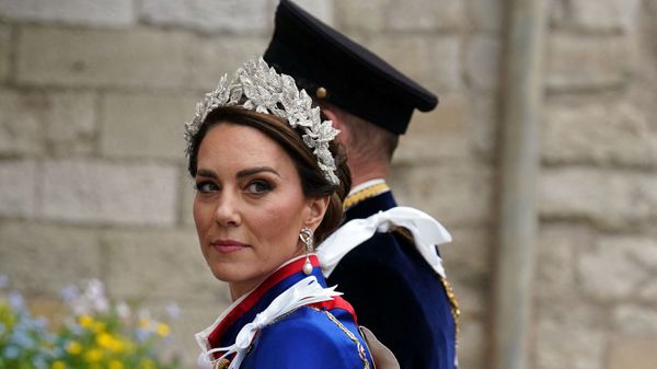 Kate Middleton : longue robe blanche et cape bleu roi, elle illumine le couronnement de Charles III avec un look spectaculaire