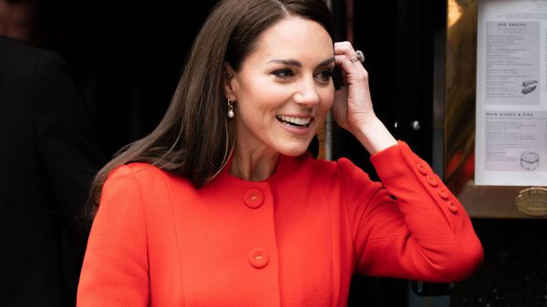 Kate Middleton : du métro au pub, elle fait une apparition remarquée dans un manteau vermillon éclatant