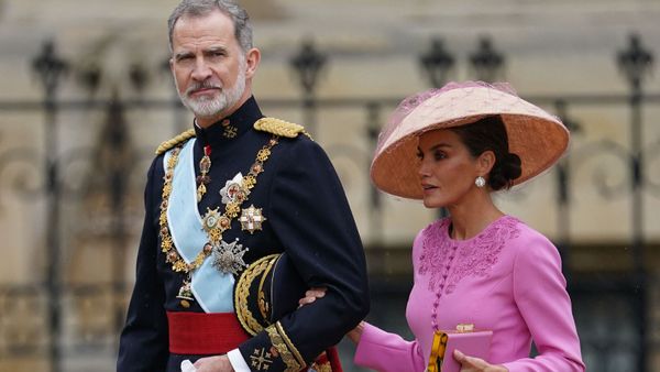 Letizia d’Espagne : ensemble rose et consigne du chapeau respectée pour la Reine au couronnement de Charles III