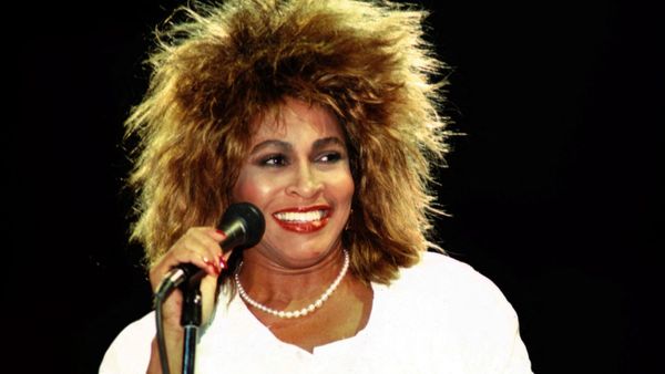 Mort de Tina Turner : les looks les plus emblématiques de la star au fil des ans (Photos)