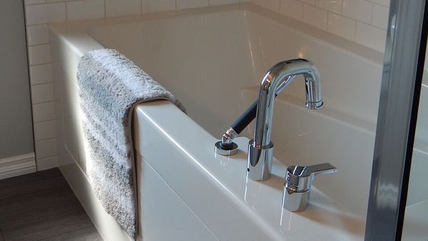 Sa mère tente de noyer ses petites sœurs, une adolescente fait preuve d’une extraordinaire bravoure