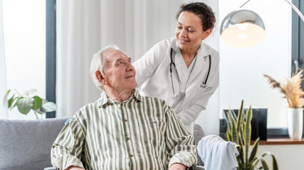 TÉMOIGNAGE À 62 ans, j’ai trouvé l’amour dans les bras de mon infirmière de 34 ans