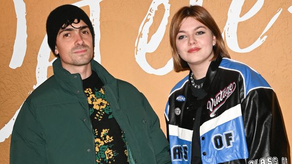 "Une ado de 17 ans avec les yeux en coeur" : Louane très émue en évoquant son histoire avec Florian Rossi