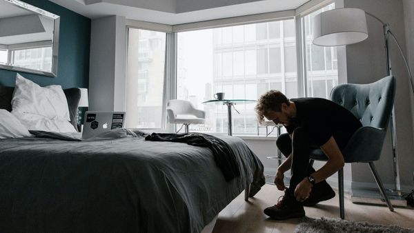 Une odeur nauséabonde l’incommode dans sa chambre d’hôtel, ce qui est découvert sous le lit dépasse l’entendement