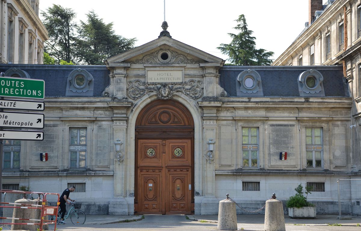 Isère : Un agent de la préfecture soupçonné d’un vaste trafic de titres de séjour placé en détention