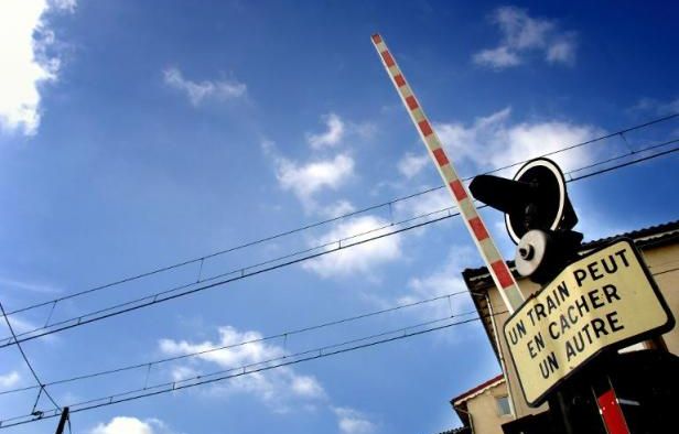 Sarthe : Une collision entre un TER et une voiture sur un passage à niveau fait un mort