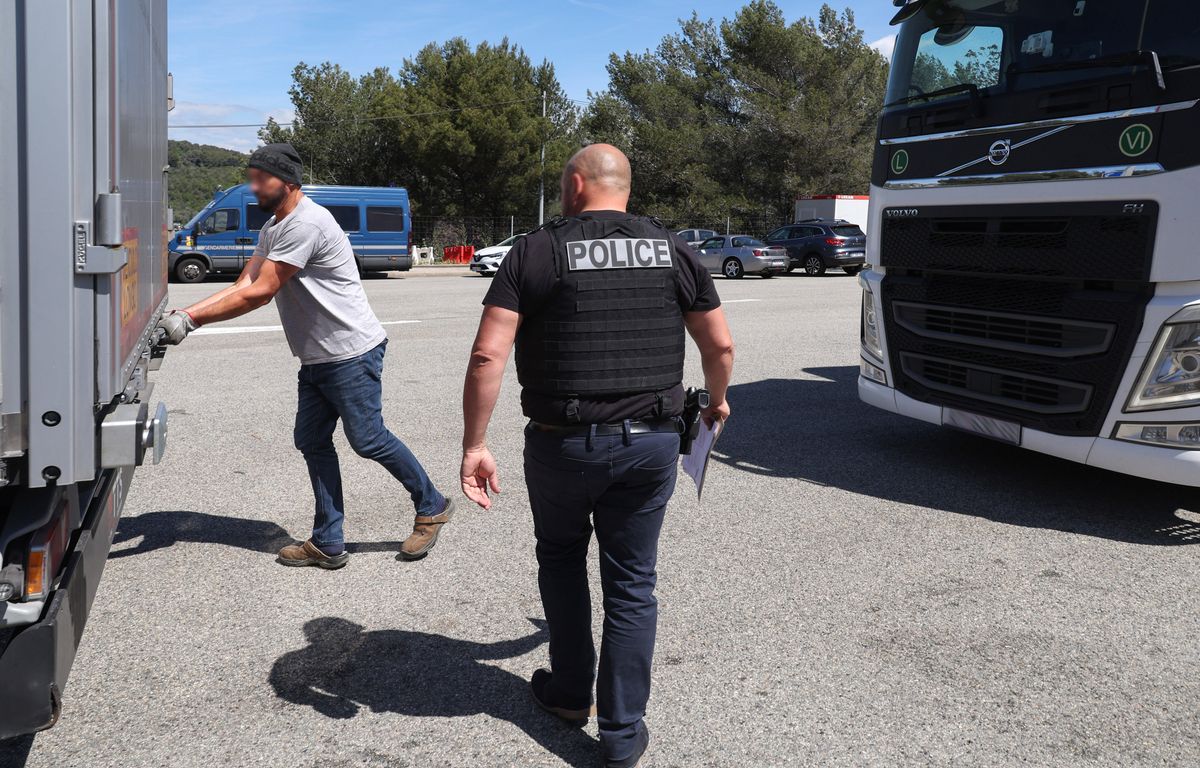 En transit dans les Alpes-Maritimes, un routier découvre six migrants dans sa remorque