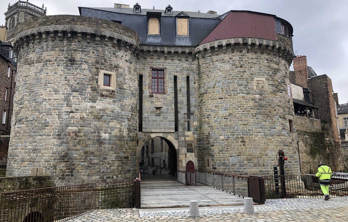 Rennes : Un jeune homme chute de dix mètres en escaladant les Portes Mordelaises