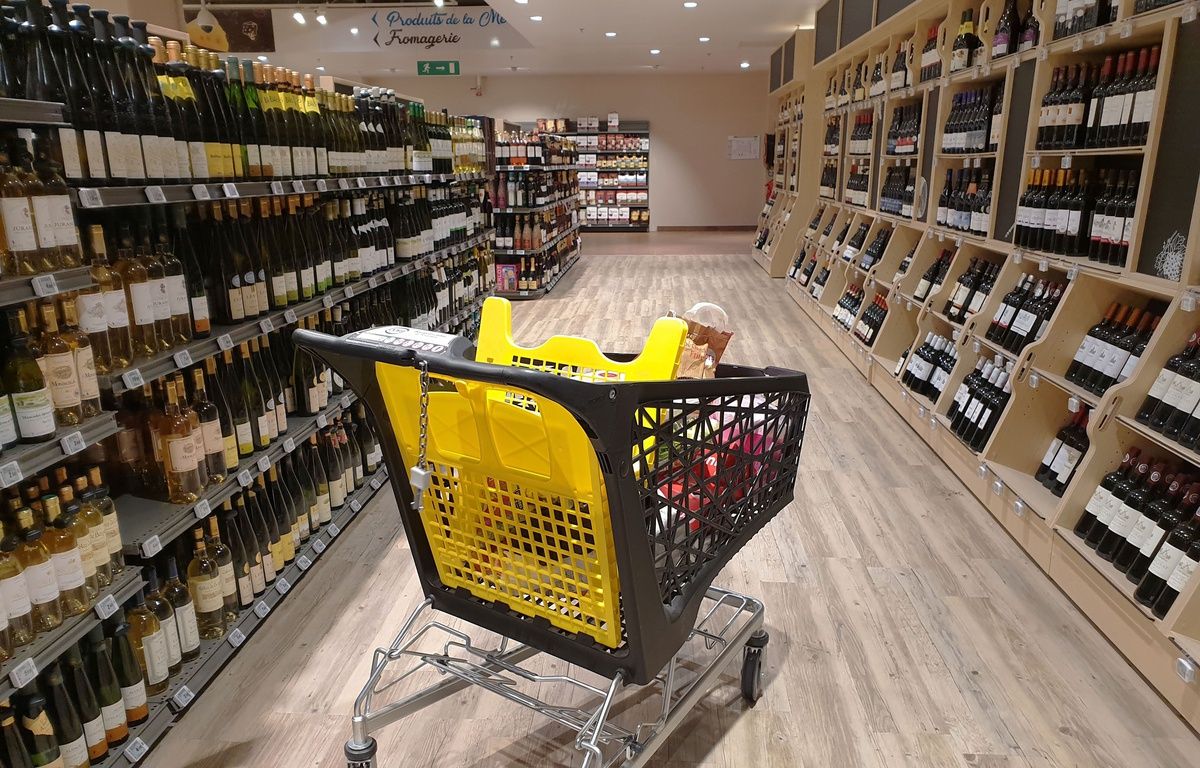 Le Mans : Un homme se laisse enfermer dans un hypermarché avant de s’offrir un festin