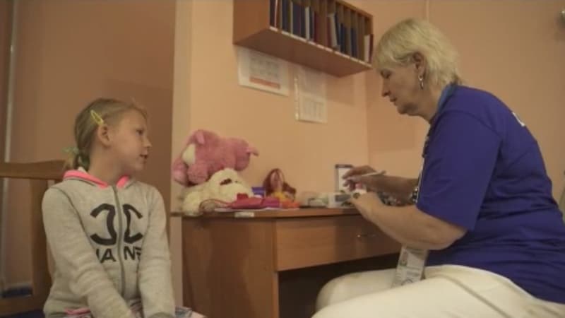 Ukraine: des médecins bénévoles se déplacent près de la ligne de front pour ausculter des civils