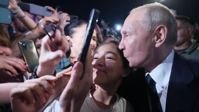 “Maman, prend une photo”: Vladimir Poutine prend un inhabituel bain de foule dans le sud de la Russie