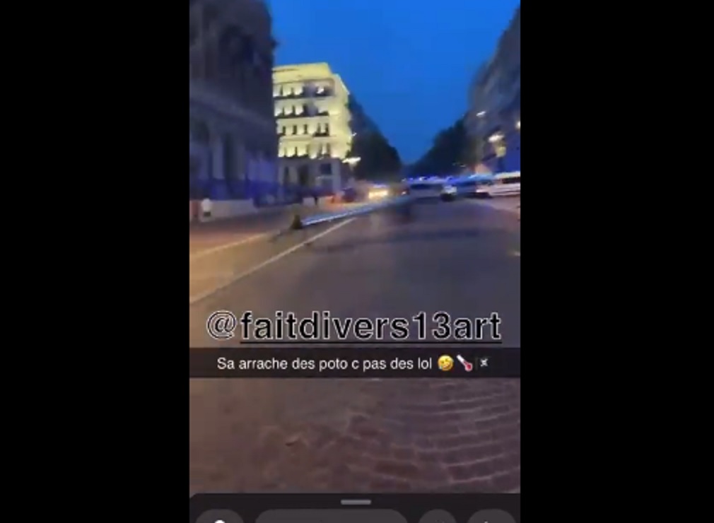 VIDEO CHOC – Des émeutiers arrachent des poteaux dans les centres villes !