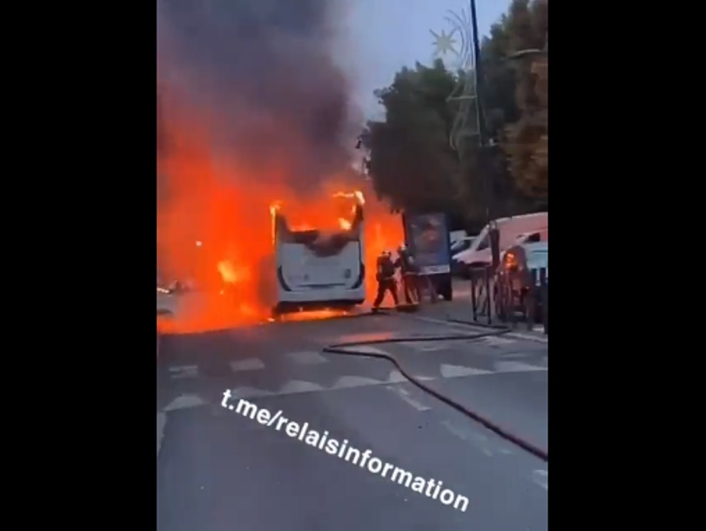 VIDEO CHOC – DIRECT : Un bus détruit par les flammes à Noisy-le-Sec !