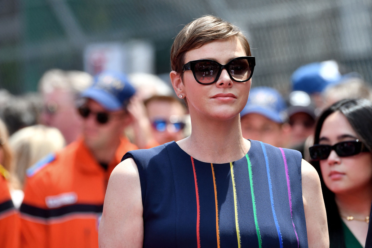 Charlene de Monaco : coupe garçonne, robe tailleur, bijoux XXL… elle rayonne pour une sortie sans Albert