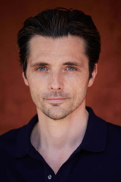 Raphaël Personnaz futur papa : sa compagne laisse apparaître son baby bump à Roland-Garros