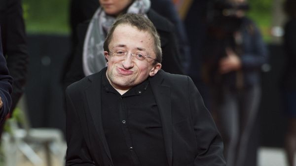 Guillaume Bats est mort : le célèbre humoriste atteint de la maladie des os de verre avait 36 ans