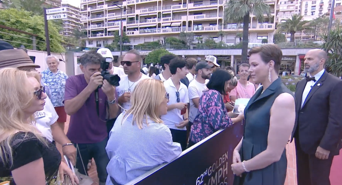 Charlene de Monaco souriante et détendue : elle s’accorde un rare moment avec ses admirateurs