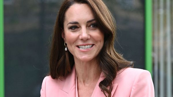 Kate Middleton : la princesse au comble de l’élégance en robe rose brodée pour un mariage prestigieux