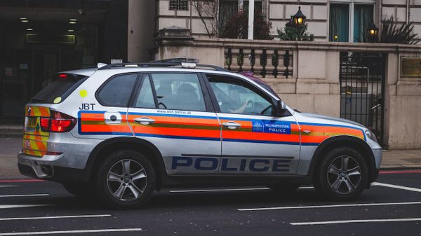 Une nonagénaire atteinte de démence entre la vie et la mort après une intervention musclée de la police