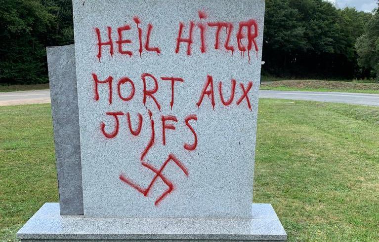 Côtes-d’Armor : « Horrifié »… Des tags antisémites et néonazis sur un monument commémoratif