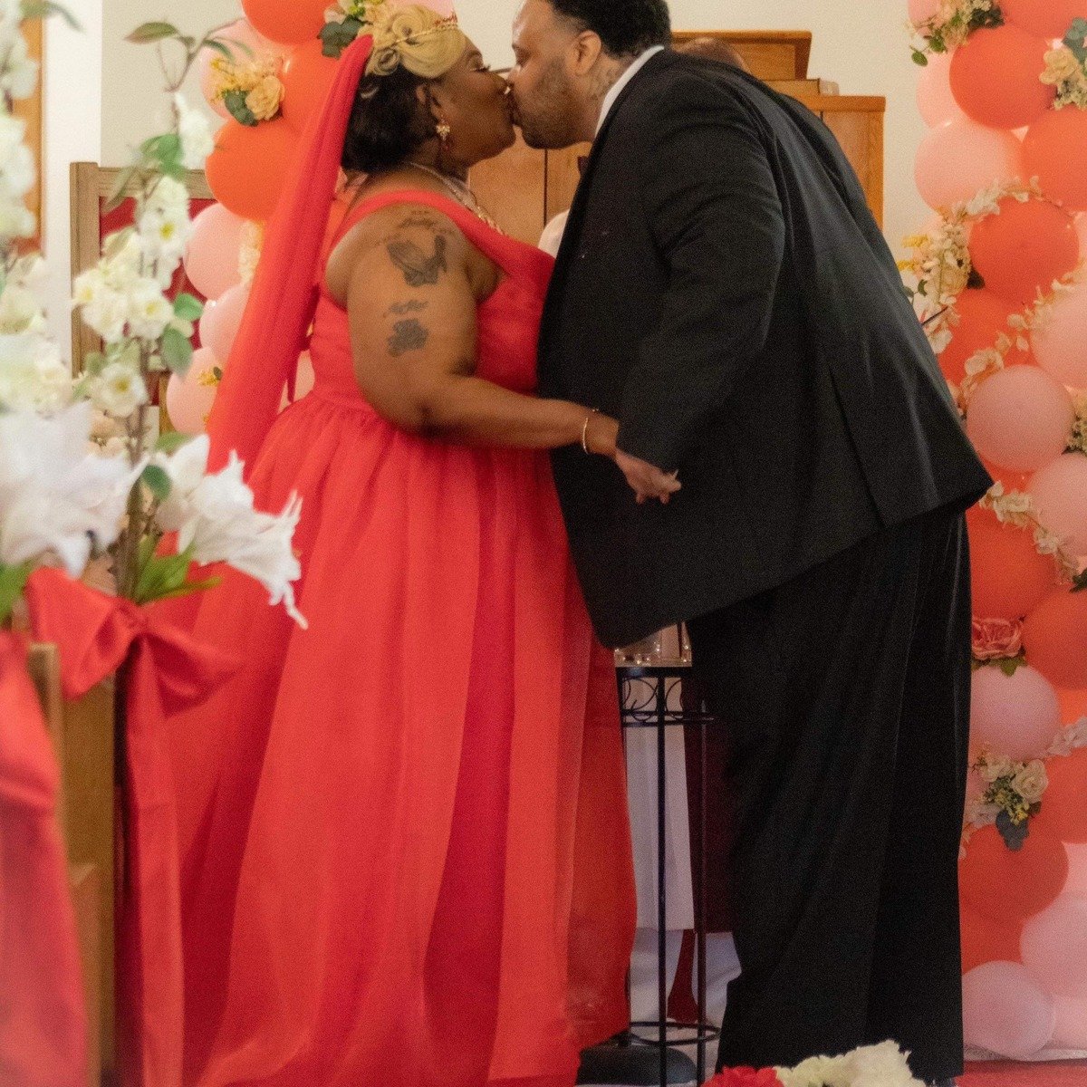 Il dit « oui » à la femme de sa vie, l’échange des alliances finit en tragédie