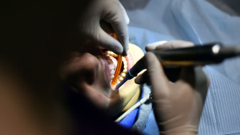 Faute d’accès aux soins, de plus en plus de Britanniques s’arrachent leurs propres dents