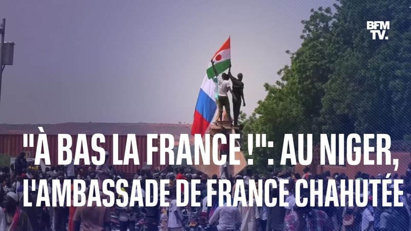 “À bas la France!”: après le putsch au Niger, des manifestants protestent devant l’ambassade de France