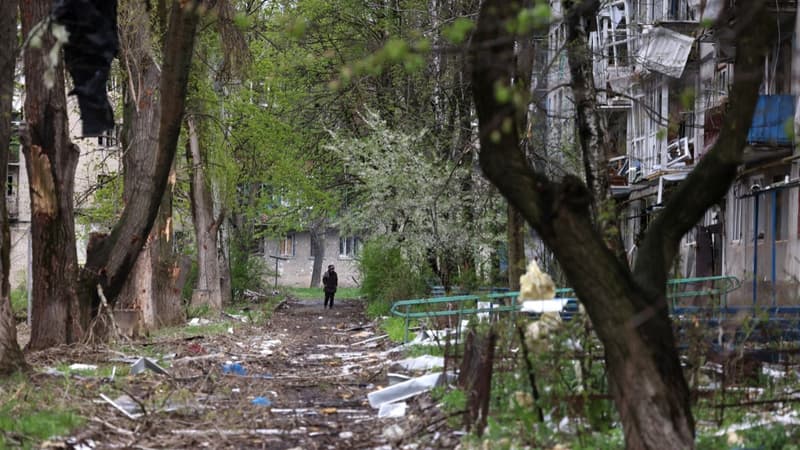 L’Ukraine dit mener des “combats acharnés” contre l’armée russe qui avance dans l’est