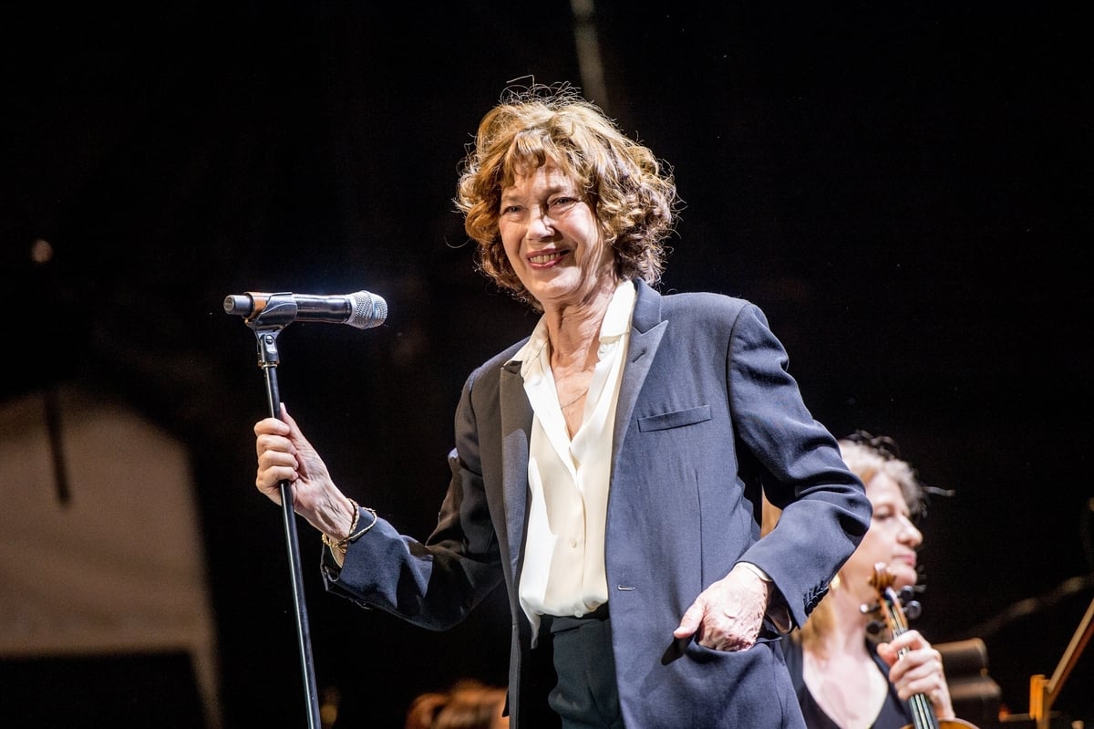 Jane Birkin icône de mode : robe baby doll, jeans flare, smoking… ses looks les plus emblématiques