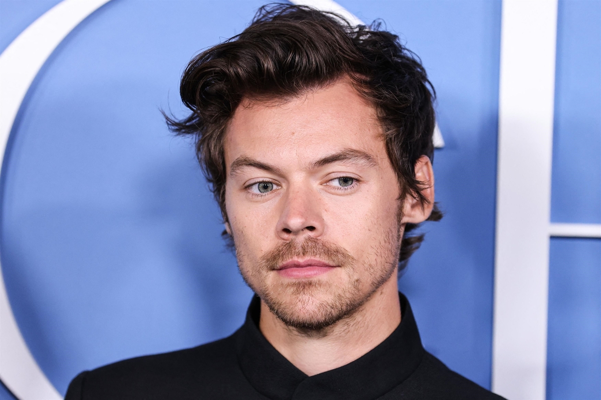 Visage grimaçant, courbé en deux… Harry Styles blessé en plein concert