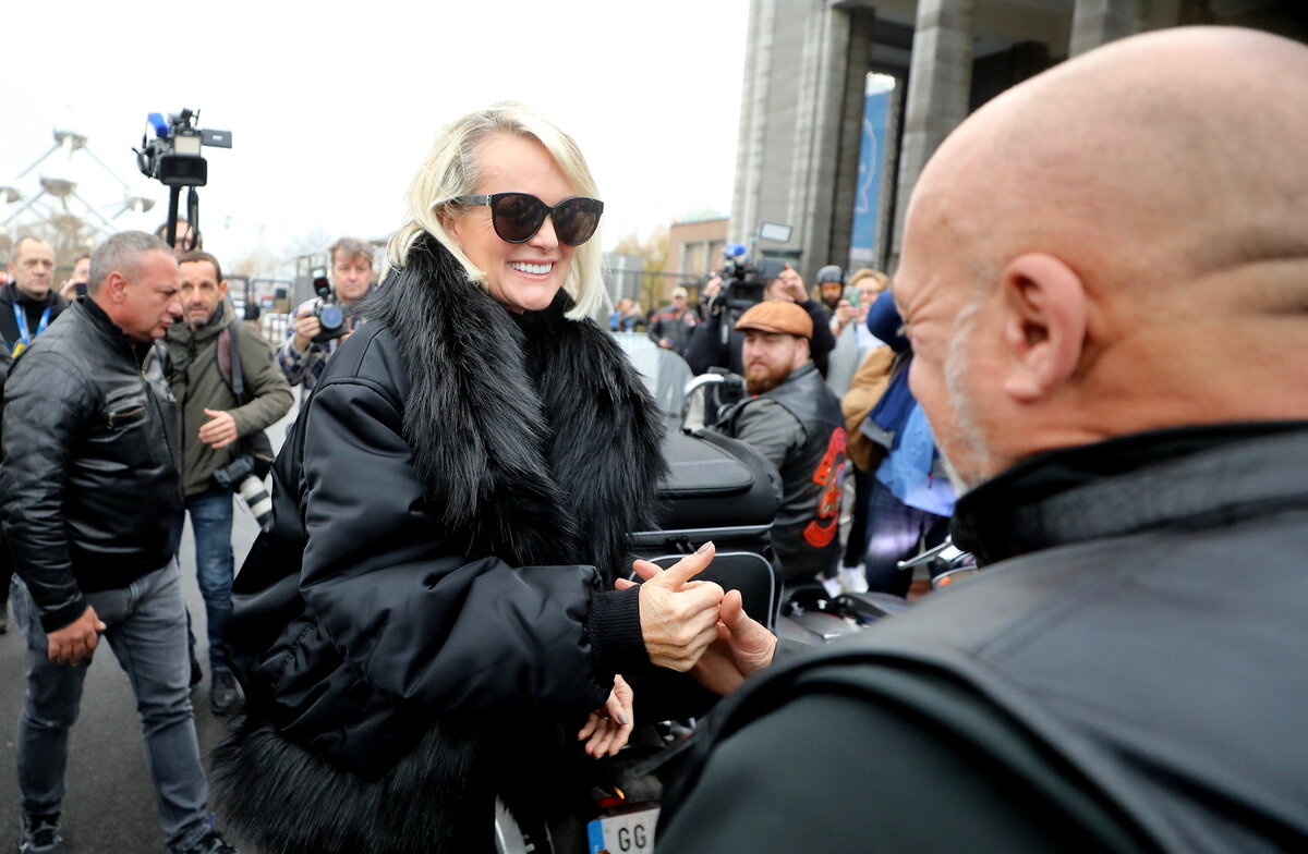 « Laeticia avait une manie » : cette astuce vestimentaire de la veuve de Johnny Hallyday pas du plus bel effet