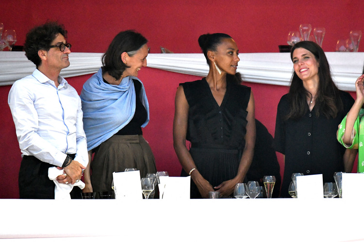 Charlotte Casiraghi casual chic : cette astuce chipée à Kate Middleton pour twister sa robe chemise