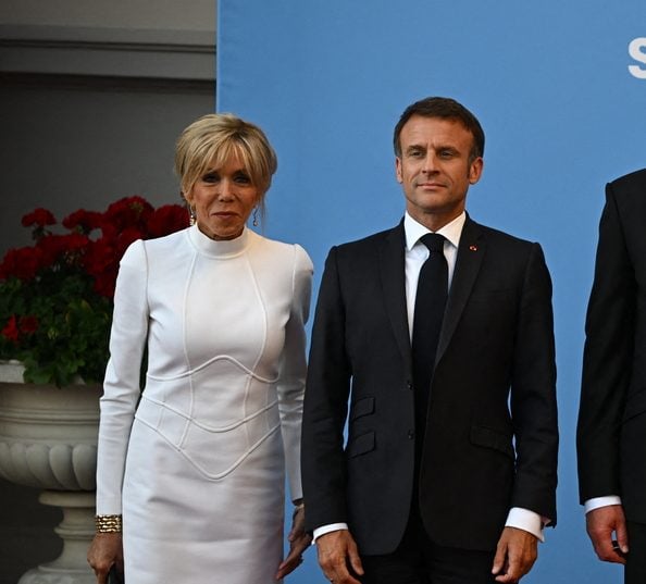 PHOTOS. Brigitte Macron ultra chic : robe courte ajustée et chignon haut… elle en met plein la vue en Lituanie
