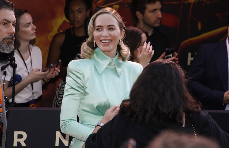 Emily Blunt à Paris : découvrez le prix de sa robe au vert détonnant
