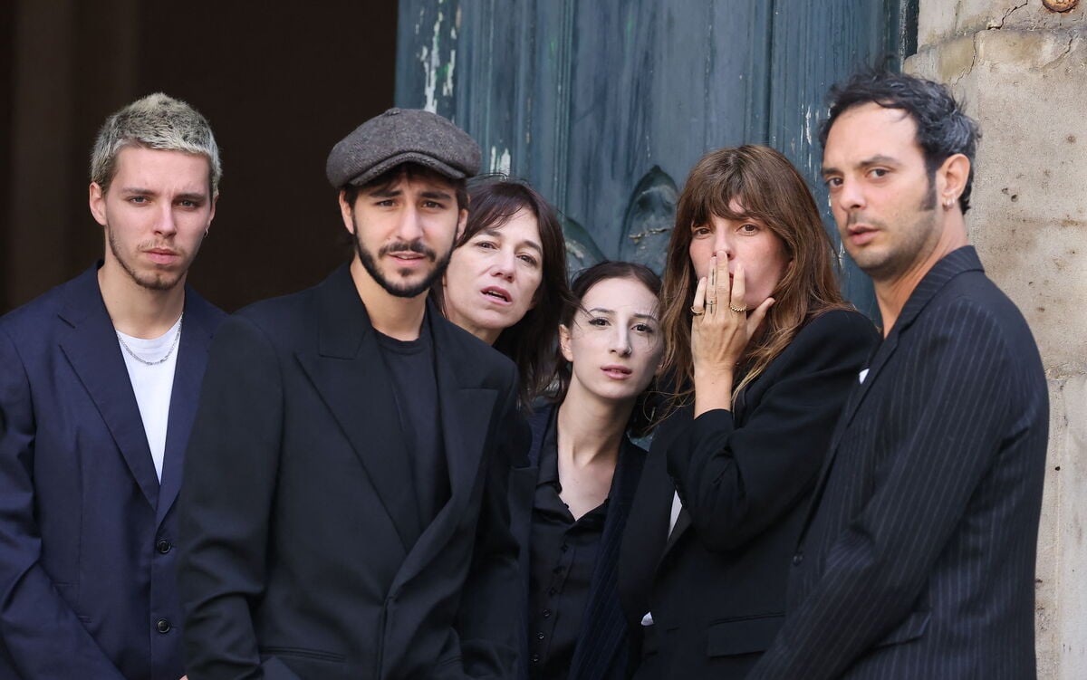 PHOTOS. Obsèques de Jane Birkin : ses petits-fils Marlowe et Roman très marqués face au cercueil