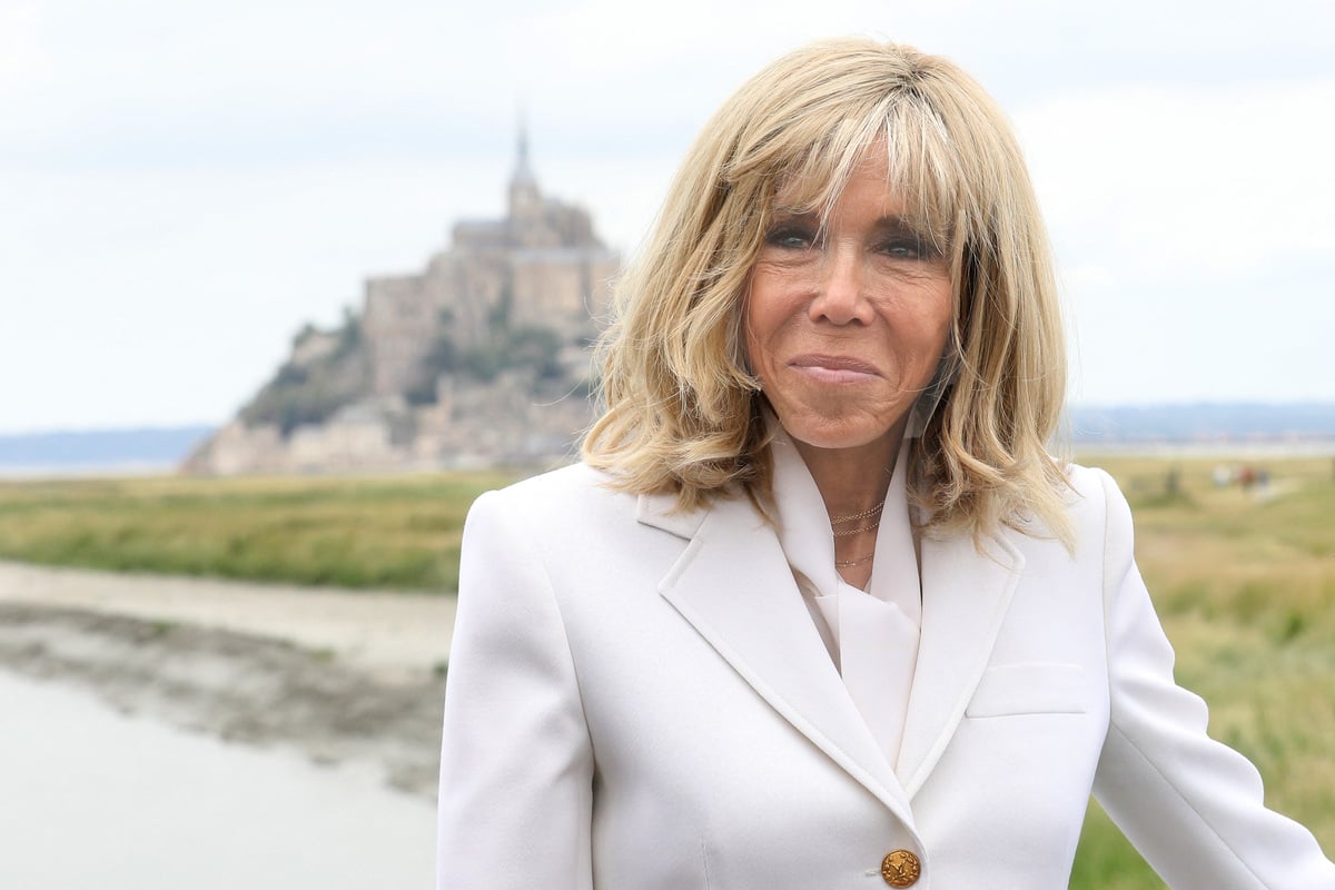Brigitte Macron à Brégançon : sans son mari mais avec un allié fidèle, elle opte pour une combi près du corps (Photo)
