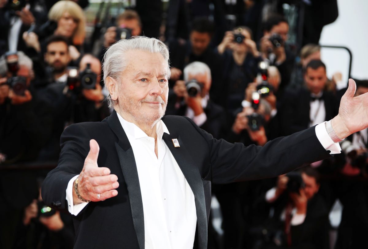 Affaire Alain Delon : “Sur l’honneur…”, cette attestation de l’acteur datant du confinement qui changerait la donne (PHOTOS)