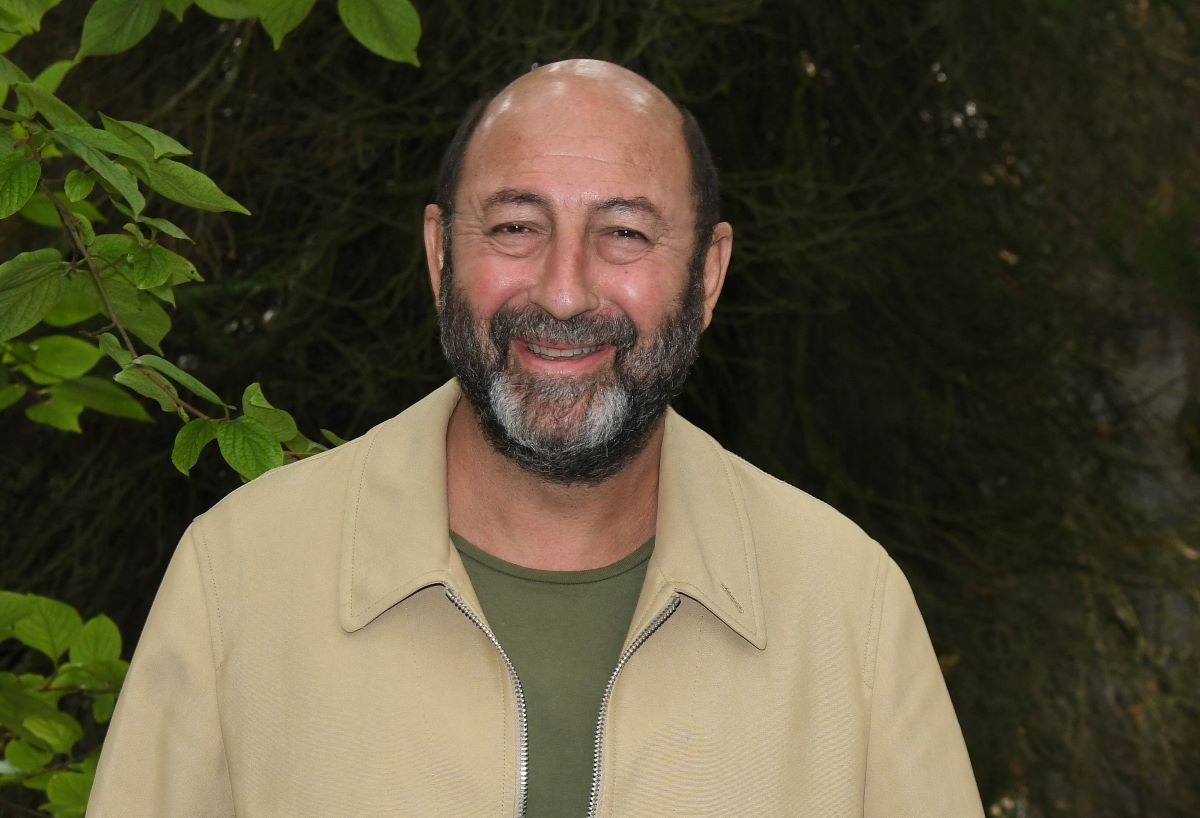 Kad Merad : ce jour à l’aéroport où il a mis sur pied un énorme mensonge qui a fait pschitt (PHOTOS)