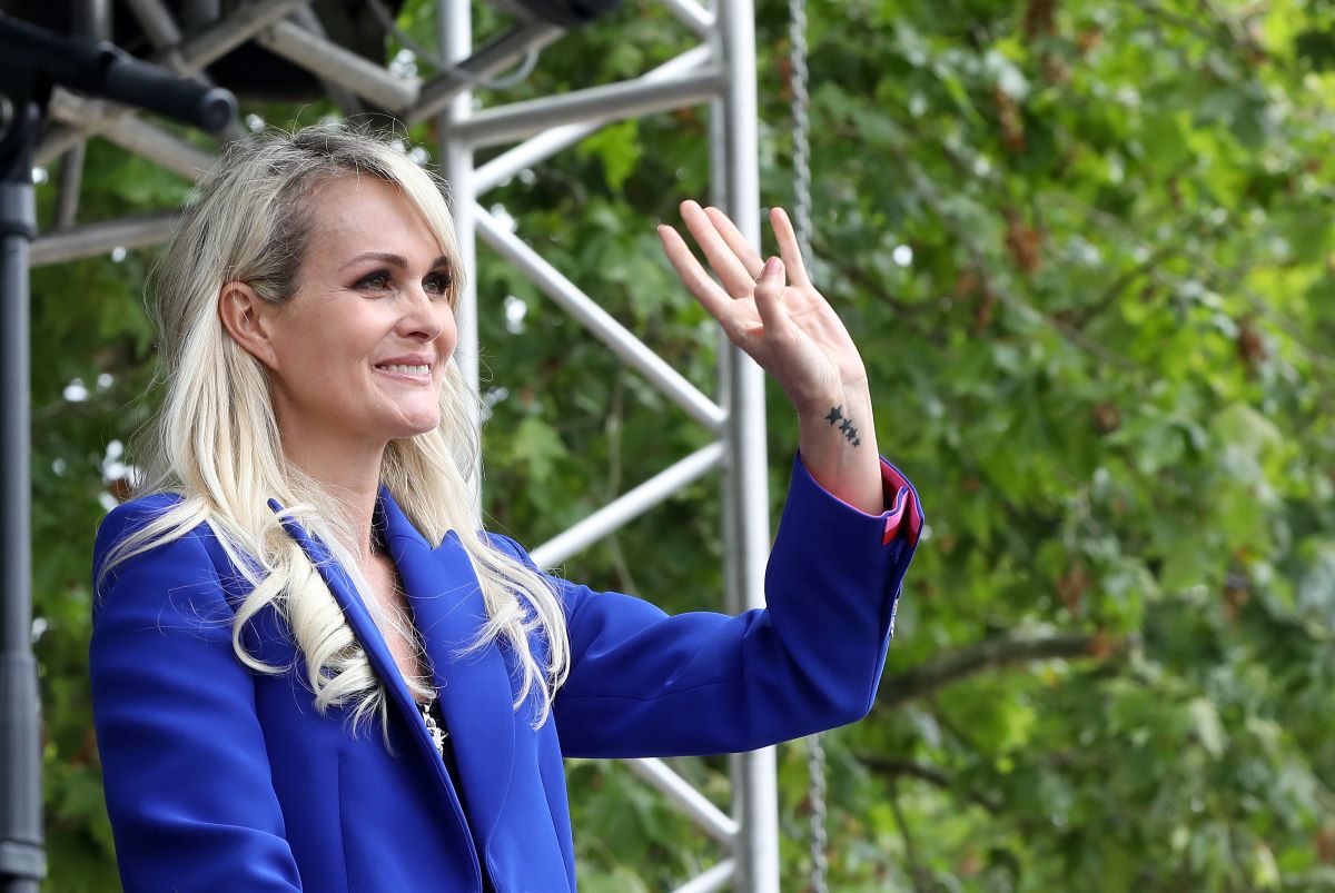 “Bateau et bulles” : Laeticia Hallyday et Jalil Lespert avec Jade pour une soirée magique à Paris (PHOTOS)