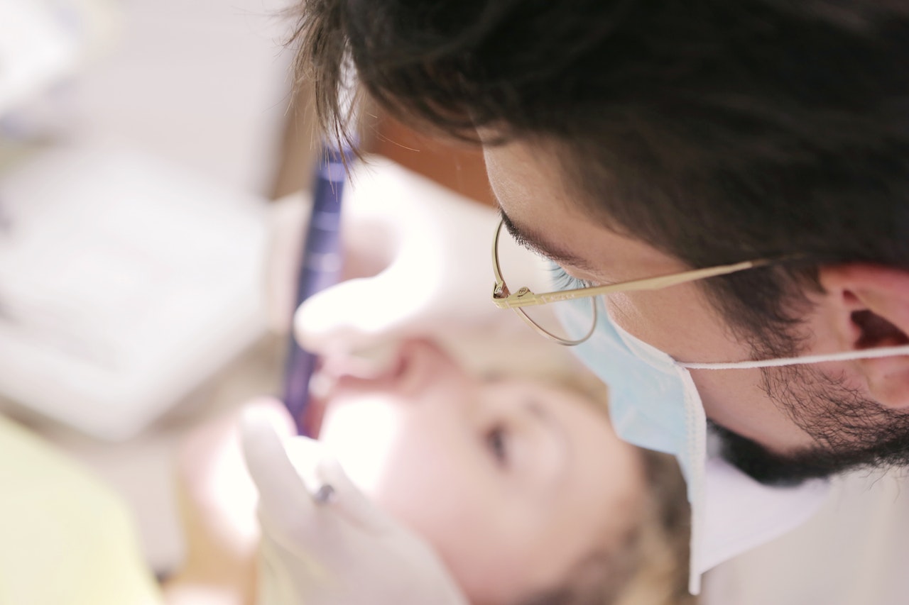 Elle commence à sortir avec un dentiste, ses sombres projets se concluent dans le sang