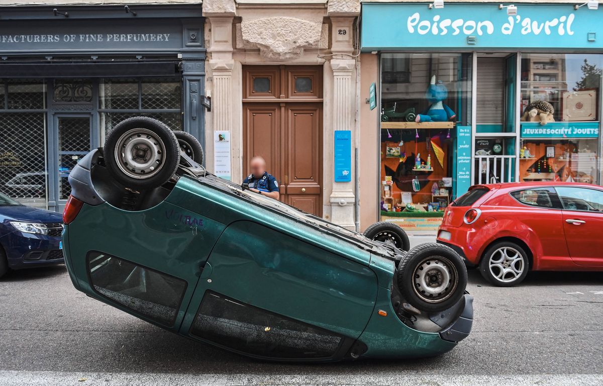 Une Lyonnaise retrouve sa voiture retournée après les violences urbaines et reçoit un PV pour stationnement gênant