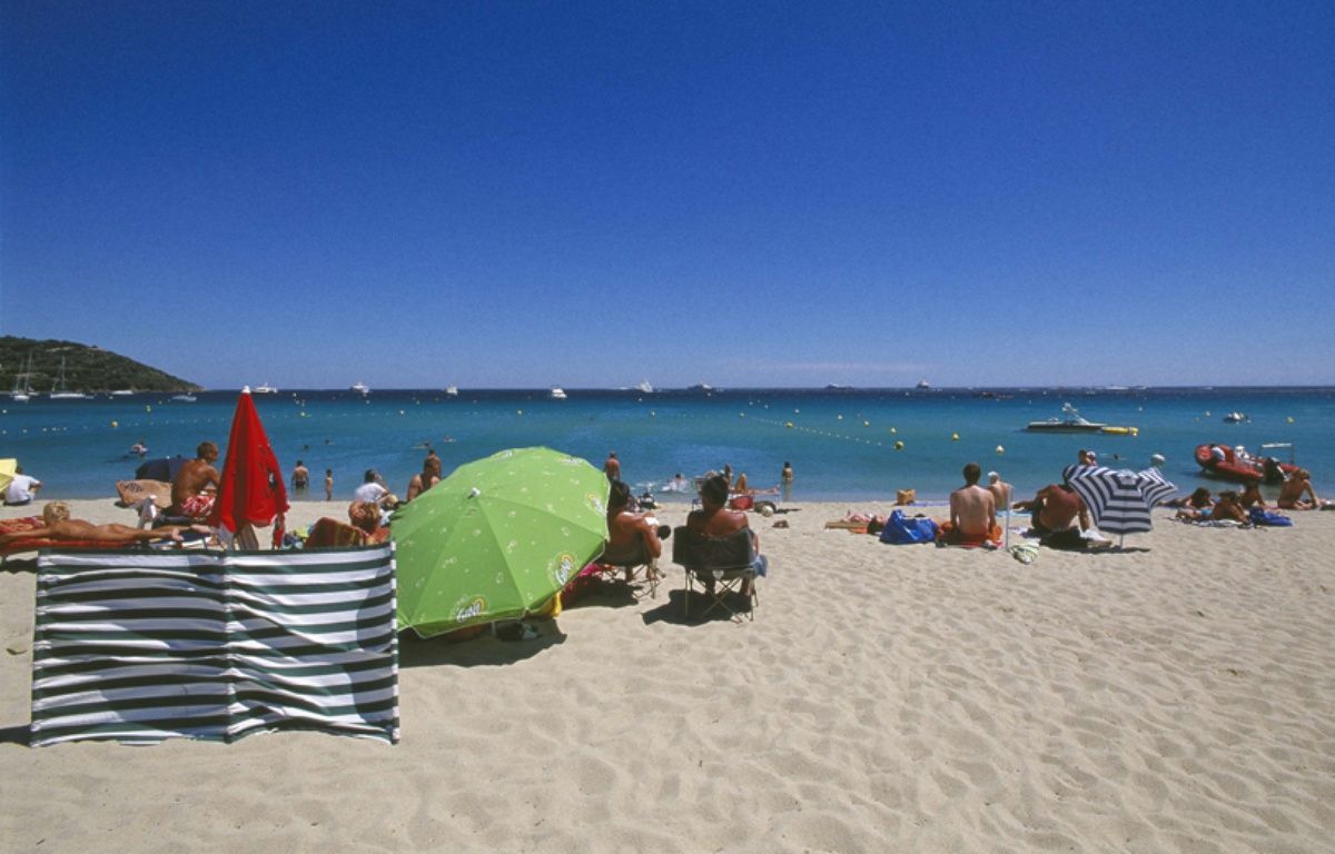 Saint-Tropez : Un père de famille s’endort sur la plage, et laisse sa fille de 3 ans dans son van